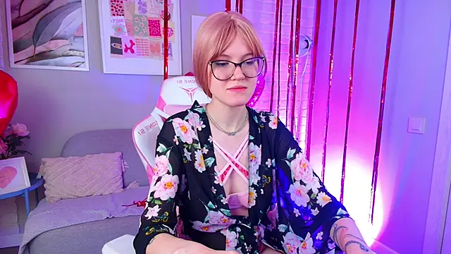 Snapshot of NellieLoyns chatting on February 15, 2025, 4:01 pm NellieLoyns online show from February 15, 2025, 4:01 pm