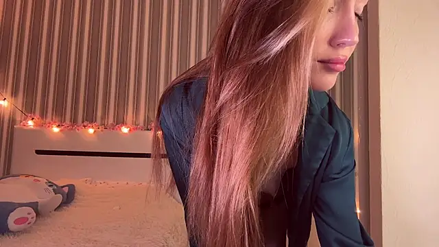 Snapshot of Awwwrora chatting on November 17, 2025, 4:00 pm Awwwrora online show from November 17, 2025, 4:00 pm