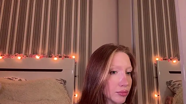 Snapshot of Awwwrora chatting on November 20, 2025, 3:45 pm Awwwrora online show from November 20, 2025, 3:45 pm