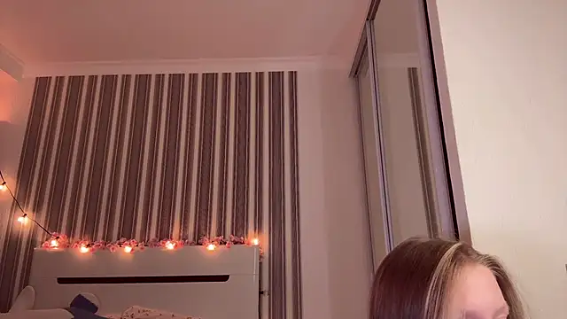 Snapshot of Awwwrora chatting on November 12, 2025, 1:26 pm Awwwrora online show from November 12, 2025, 1:26 pm