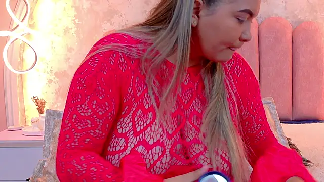 Snapshot of MiaLaurents chatting on April 9, 2026, 4:25 am MiaLaurents online show from April 9, 2026, 4:25 am