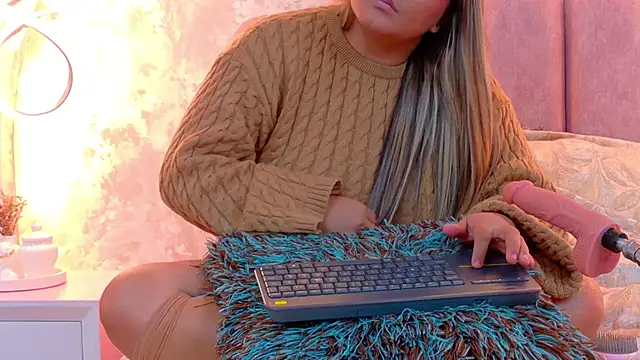 Snapshot of MiaLaurents chatting on April 11, 2026, 7:45 am MiaLaurents online show from April 11, 2026, 7:45 am