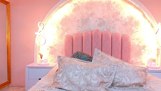 Snapshot of MiaLaurents chatting on April 12, 2026, 5:11 am MiaLaurents online show from April 12, 2026, 5:11 am