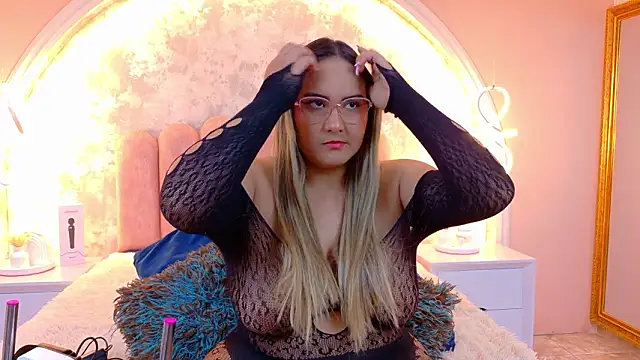 Snapshot of MiaLaurents chatting on March 5, 2026, 3:14 am MiaLaurents online show from March 5, 2026, 3:14 am