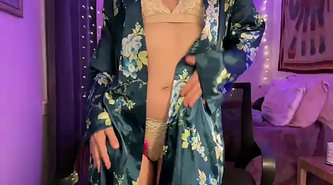 Snapshot of leahsparkles chatting on March 19, 2025, 3:52 am leahsparkles online show from March 19, 2025, 3:52 am