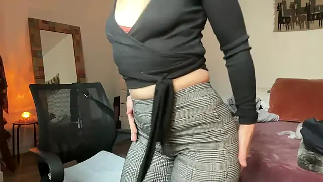 leahsparkles online show from December 1, 2025, 2:18 pm