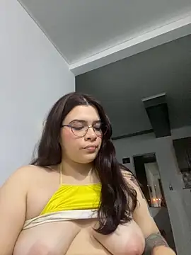 Snapshot of Sophia_cyrus11 chatting on March 5, 2025, 12:38 am Sophia cyrus11 online show from March 5, 2025, 12:38 am