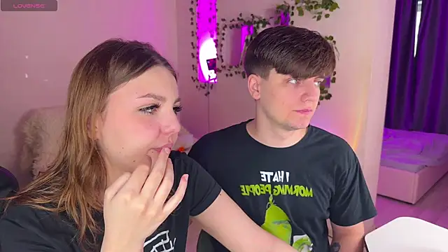 Snapshot of RobertAndLinela chatting on December 20, 2025, 10:07 am RobertAndLinela online show from December 20, 2025, 10:07 am