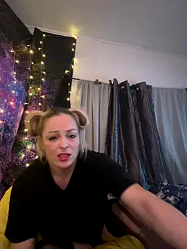 Snapshot of kayNkris chatting on December 3, 2025, 6:47 am kayNkris online show from December 3, 2025, 6:47 am