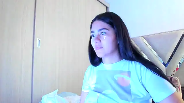 VictoriaVesga online show from February 10, 2025, 12:08 pm