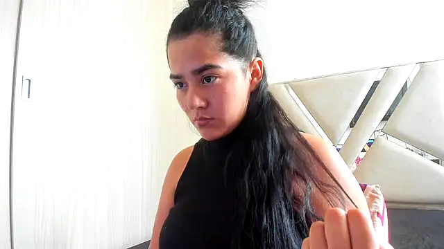VictoriaVesga online show from February 11, 2025, 2:46 pm