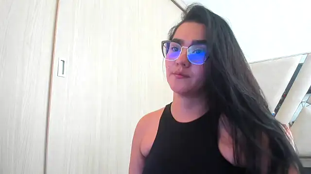 VictoriaVesga online show from March 17, 2025, 5:05 pm
