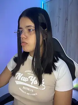 Snapshot of pretty_angela1 chatting on April 4, 2026, 12:39 am pretty angela1 online show from April 4, 2026, 12:39 am