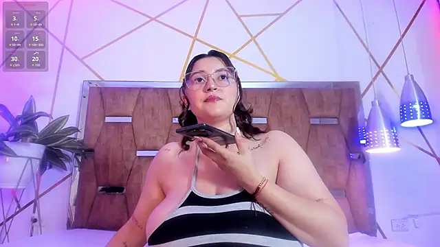 LunaPleasure online show from December 4, 2025, 5:50 am