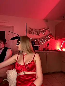 Snapshot of SOFYandMIKE chatting on December 17, 2025, 8:25 pm SOFYandMIKE online show from December 17, 2025, 8:25 pm