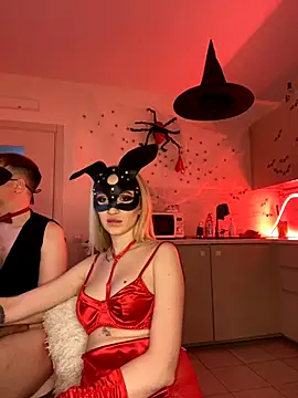 Snapshot of SOFYandMIKE chatting on October 28, 2025, 6:29 pm SOFYandMIKE online show from October 28, 2025, 6:29 pm