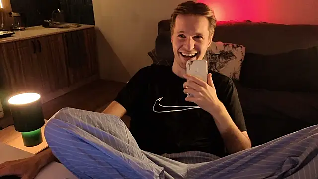 Snapshot of Leonnextdoor chatting on February 4, 2026, 7:09 pm Leonnextdoor online show from February 4, 2026, 7:09 pm