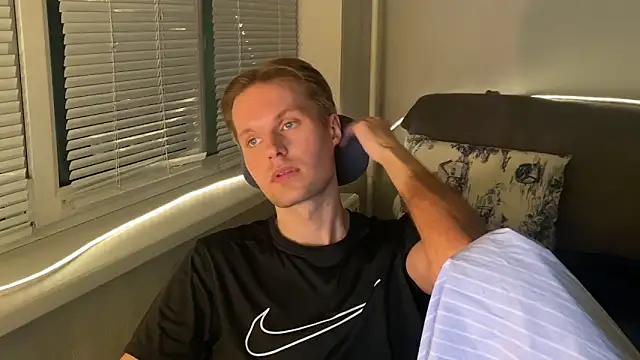 Snapshot of Leonnextdoor chatting on January 15, 2026, 6:55 pm Leonnextdoor online show from January 15, 2026, 6:55 pm