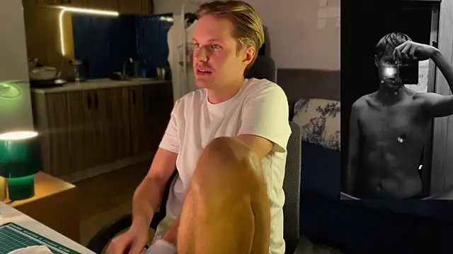 Snapshot of Leonnextdoor chatting on February 5, 2026, 7:21 pm Leonnextdoor online show from February 5, 2026, 7:21 pm