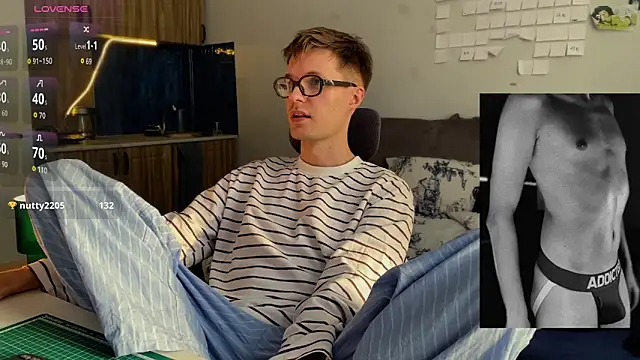 Snapshot of Leonnextdoor chatting on February 25, 2026, 10:04 am Leonnextdoor online show from February 25, 2026, 10:04 am