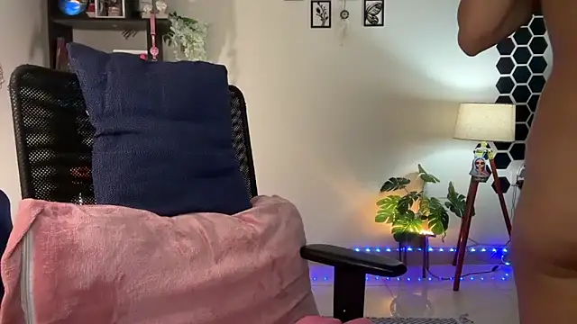 Snapshot of roseofvenom chatting on December 5, 2025, 8:39 pm roseofvenom online show from December 5, 2025, 8:39 pm