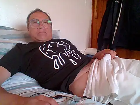Snapshot of santiagon2015 chatting on December 30, 2024, 7:00 pm santiagon2015 online show from December 30, 2024, 7:00 pm