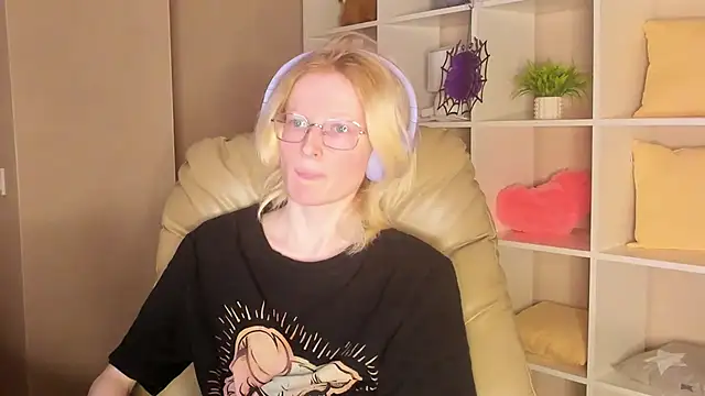 ElizabethHarpper online show from November 3, 2025, 1:11 am