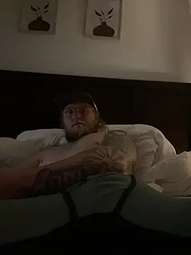 Snapshot of tcadle1824 chatting on April 7, 2026, 2:02 am tcadle1824 online show from April 7, 2026, 2:02 am