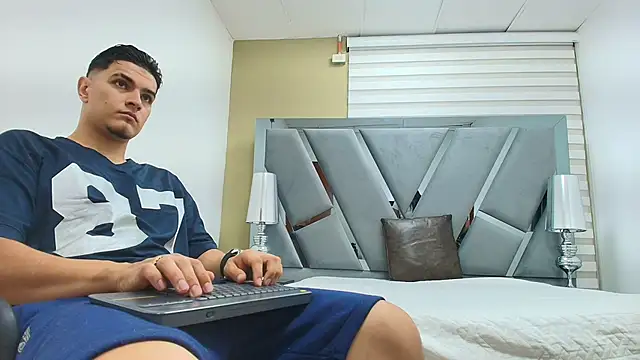 DAVID VICTORIAA online show from May 9, 2026, 1:03 pm