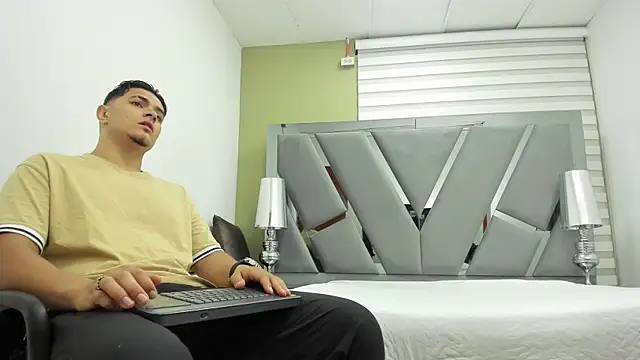 DAVID VICTORIAA online show from May 26, 2026, 12:58 pm
