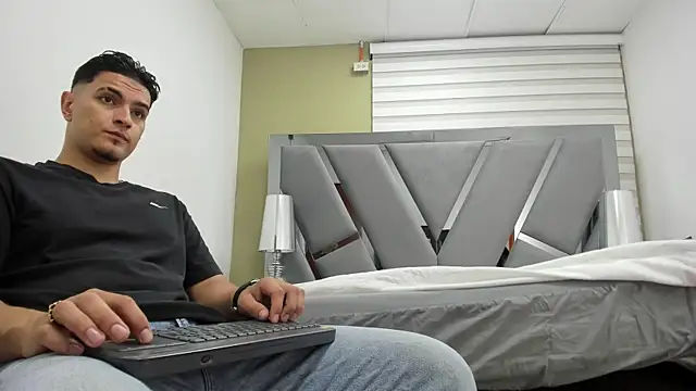 DAVID VICTORIAA online show from May 15, 2026, 1:09 pm