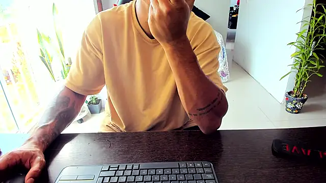 Snapshot of Adam_Valenciia chatting on November 9, 2025, 8:02 pm Adam Valenciia online show from November 9, 2025, 8:02 pm