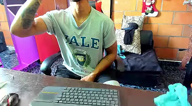 Snapshot of Adam_Valenciia chatting on January 30, 2025, 4:13 pm Adam Valenciia online show from January 30, 2025, 4:13 pm