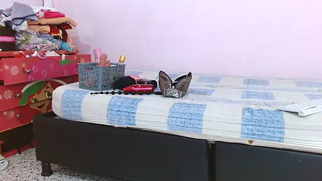 latinabueno41 online show from February 16, 2025, 8:33 pm