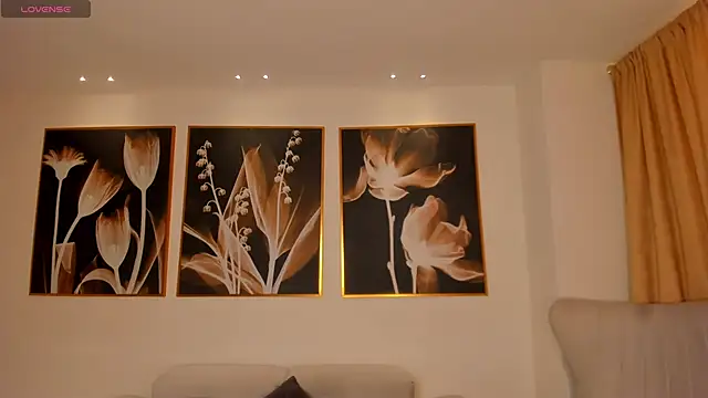 NiaSalvatore online show from October 22, 2025, 7:57 pm