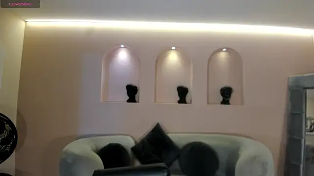 NiaSalvatore online show from December 15, 2025, 7:52 pm