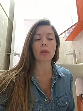 Snapshot of karina_warthon chatting on May 16, 2026, 5:34 pm karina warthon online show from May 16, 2026, 5:34 pm