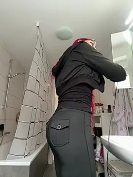 Mia-Fuchs online show from January 8, 2026, 2:23 pm