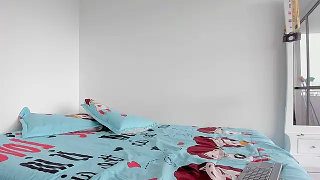 Laurensmith9 online show from February 11, 2026, 1:00 pm