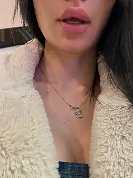 Maddy Jones online show from December 5, 2025, 9:23 pm