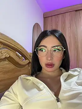 Maddy Jones online show from April 17, 2026, 3:31 am