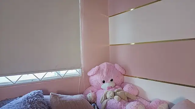 Charlotte  Miller online show from October 15, 2025, 11:40 am