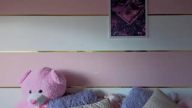 Charlotte  Miller online show from November 27, 2025, 11:43 am