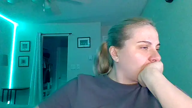 HappyIva online show from November 12, 2025, 1:21 am