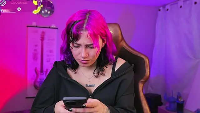 Snapshot of _zephyr_ chatting on October 2, 2025, 3:43 am  zephyr  online show from October 2, 2025, 3:43 am