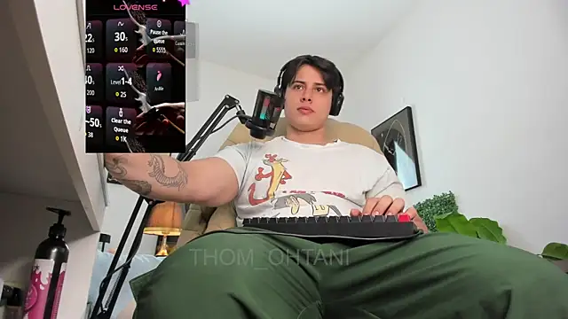 Snapshot of Thom_Ohtani chatting on April 8, 2026, 10:33 pm Thom Ohtani online show from April 8, 2026, 10:33 pm