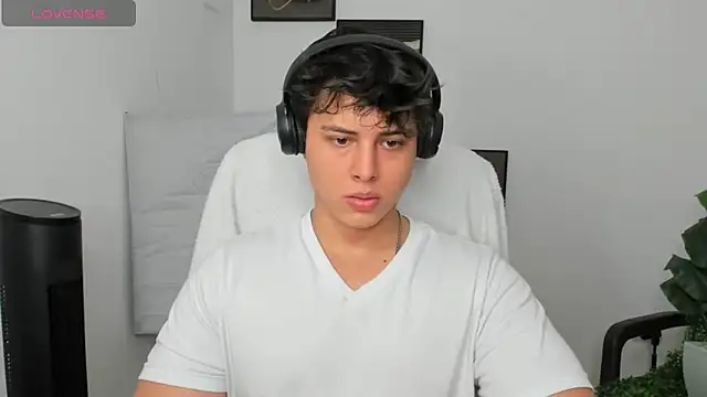Snapshot of Thom_Ohtani chatting on March 7, 2025, 2:15 am Thom Ohtani online show from March 7, 2025, 2:15 am