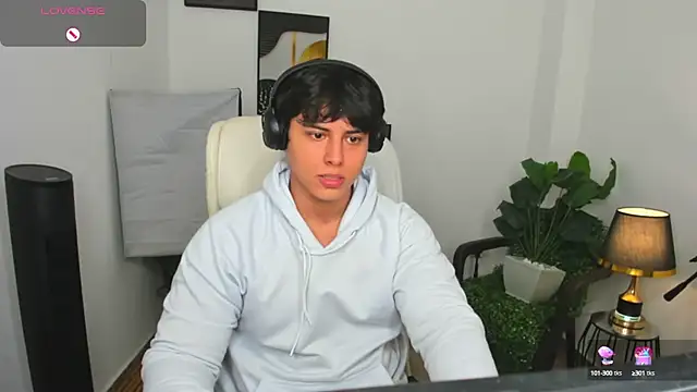 Snapshot of Thom_Ohtani chatting on March 10, 2025, 1:23 am Thom Ohtani online show from March 10, 2025, 1:23 am