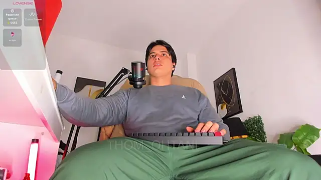 Snapshot of Thom_Ohtani chatting on April 12, 2026, 9:51 pm Thom Ohtani online show from April 12, 2026, 9:51 pm