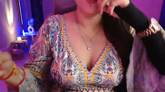 Snapshot of Mitikaa chatting on November 21, 2025, 2:38 pm Mitikaa online show from November 21, 2025, 2:38 pm